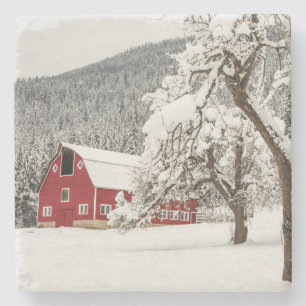 Ny snö på röd ladugård stenunderlägg