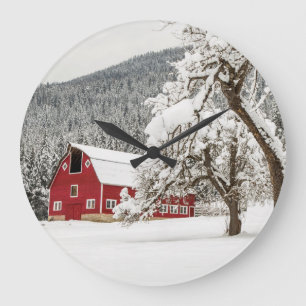 Ny snö på röd ladugård stor klocka