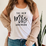 Nya fru Personlig Bride Linne Med Racerback<br><div class="desc">Efter bröllop,  visa ditt nya efternamn i vår toppen söta typografi tank! Personligens bridedesign är "den nya Mrs. [efternamn]" i modern svart typografi. Använda som fält tillhandahöll för att anpassa ditt nya efternamn. Utformningen kan anpassas till "den framtida fru". [efternamn]" för att även briderna ska vara!</div>