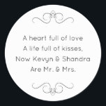 Nya herr och fru Bröllop Kisses Dikt Runt Klistermärke<br><div class="desc">Denna charmerande mr och Mrs. round-dekal har en älskad dikt personlig med bruden och brudgummen namn. Detta skulle vara ett klistermärke för perfekt för att accentuera en förmånsbox som innehåller Hershey Kisses.</div>