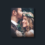 Nya herr och fru Newlyweds Photo Chic Bröllop Keep Canvastryck<br><div class="desc">Lägg till en elegant vid dekorationerna för nylweds hem med snyggten "new Mr & Mrs" anpassningsbar foto bröllop keepsaké kanvastryck. Bild och alla formuleringar i den här mallen är enkla att anpassa. Den vita teckenövertäckningsdesignen har valfritt bild, chic-trendig-manusgrafi och modernt minimalistiskt typografi av namn & bröllop. Detta unika minne gör...</div>