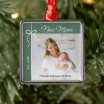 Nya mamma och Baby första julfoto Julgransprydnad Metall<br><div class="desc">Gratulera till ert första år som mamma med denna berömvärda julprydnad. Utformningen ger utrymme för ett foto av dig och din baby och anpassningsbar som kan anpassas till ditt barns namn och födelsedatum.</div>