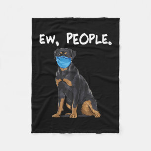 nya människor som bär ansikte-mask på hund fleecefilt