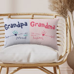 Nya Rosa Blue Gravid Annouement från morföräldrar Lumbarkudde<br><div class="desc">Gravidens annoucementkudde är en söt gåva till mor- och farföräldrar. Ord, morfar och mormor kan båda vara personlig till morfar, Nanna osv., till kostym. Ni kan också tillägga året då paret kommer att bli stolt över sina mor- och farföräldrar. Denna moderna hjärtan- och pildesign i rosa och blått är underbar...</div>