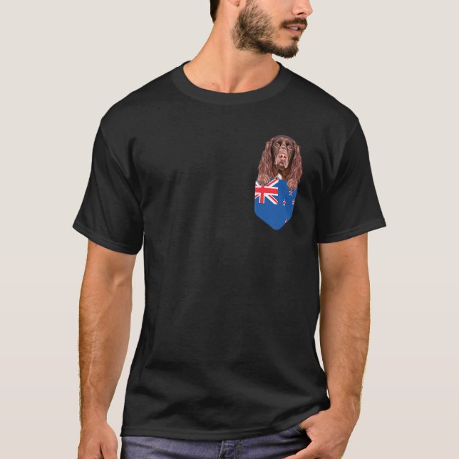 Nya Zeeland Flagga Fält Spaniens Hund i Pocket T Shirt (Framsida)