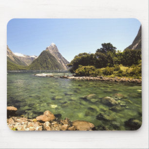 Nya Zeeland, Mitre Peak, & Bowen River som går in Musmatta
