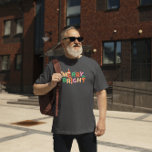 Nyans och färgstark retrografi 2 t shirt<br><div class="desc">Märka,  ljusa,  färgstarka återtypografi i rött,  skoglig grönt och guld. Det här är för mörken.</div>