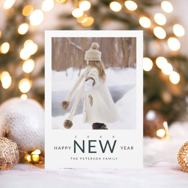 Nyårsfotot med enkel modern grönt gräs-typografi julkort (Simple modern green pine New Year typography photo Holiday Card)