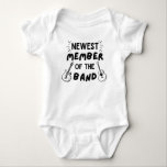 Nyaste medlem i Band Funny T Shirt<br><div class="desc">Välkomna din lilla till familjebandet med vår "nyaste medlem av Band"-bodykosten i baby! Den här karosserisammaren är gjord av mjuk, förstklassig väv och ser till att din baby förblir bekväm medan du gungar ut i stil. Perfekt för musikälskande familjer och framtida rockstjärnor, den här kroppsdräkten är underbar för vardaglig bära,...</div>