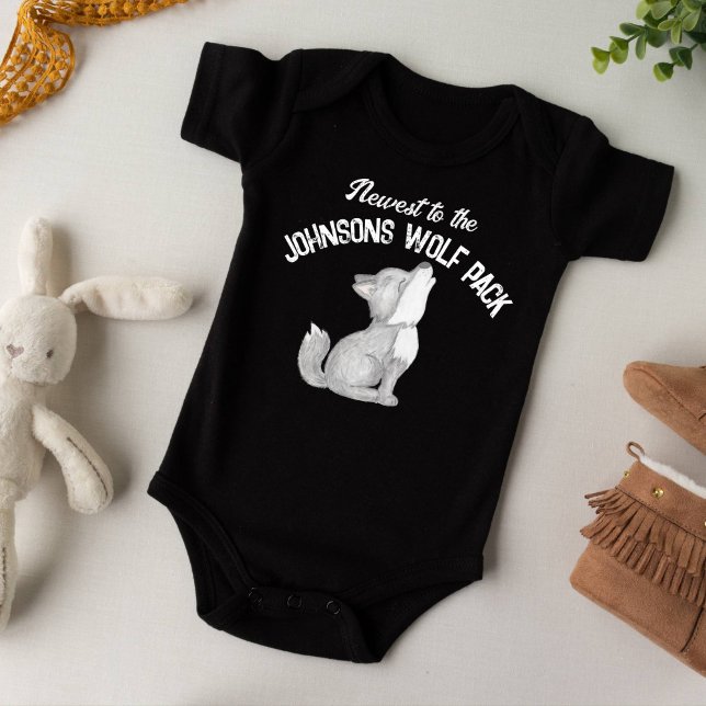 Nyaste till varg-förpackningen baby-presenter t shirt (Newest to the wolf pack baby bodysuit cute howling wolf pup personalized name new baby gifts)