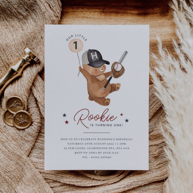 Nybörjare 1:a födelsedag inbjudningar (Zazzle Rookie 1st Birthday Bear Invitation)