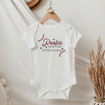 Nybörjare om årets baskiska sport t shirt<br><div class="desc">Den här bodykostymen i baby har söt baseball snöre linjer,  en baseboll fladdermus och en roligt med ord,  "nybörjare på året". Den här baby-skottdräkten är perfekt för en idrottsälskande mamma och pappa att vara eller fira ett basebolltema första födelsedagsfesten.</div>