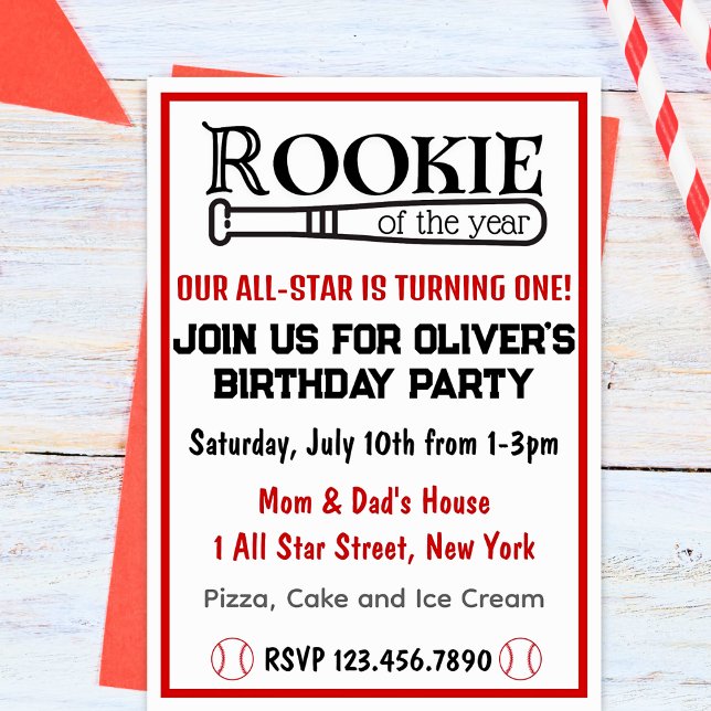 Nybörjare på årets födelsedag som gör om en pojkes inbjudningar (Skapare uppladdad)