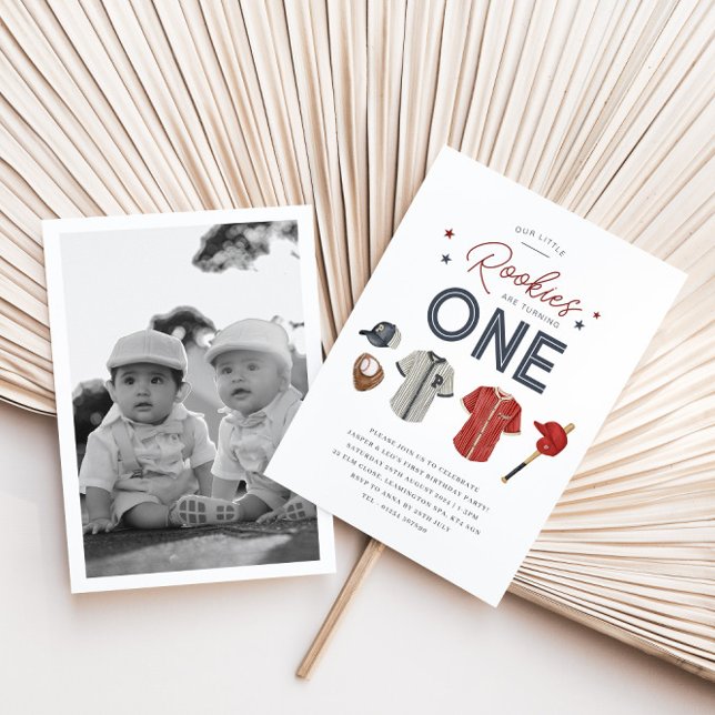 Nybörjare Twillingar på födelsedag - en fotoinbjud Inbjudningar (Rookie 1st Birthday Twins - One Photo Invitation)