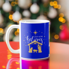 Nybörjarscen för första jultomhet hemma kaffemugg