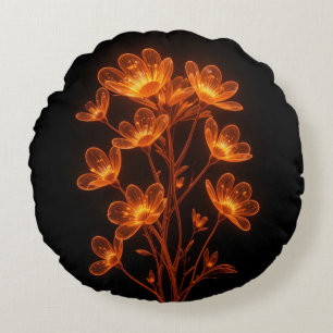 Nybrinnade blommor av orange på svart bakgrund rund kudde