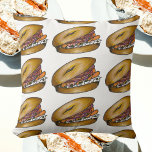 NYC Deli Breakfast Brunch Bagel Lox Capers Onion Kudde<br><div class="desc">Dekorativt dekorativ kudde har en originalmarkörillustration av en NYC deli-stil-bagel som är fylld med ost, laxlox, kapare och rött lök. Denna design finns också tillgänglig för andra produkter. Det finns också många fler matematiska illustrationer från denna butik. Ser du inte vad du är tittar för? Behöver du hjälp med anpassning?...</div>