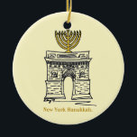 NYC Hanukkah Washington Square Menorah New York Julgransprydnad Keramik<br><div class="desc">En originalmarkör illustreras av ett klassiskt NYC-märke, Washington Square Arch, "klädd" med en menorah för julhelgen. Idealisk för att ha firat Hanukkah! Denna illustration av Chanukah finns också på andra produkter. Ser du inte vad du är tittar för? Behöver du hjälp med anpassning? Kontakta Rebecca för att få något designat...</div>