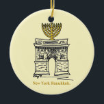 NYC Hanukkah Washington Square Menorah New York Julgransprydnad Keramik<br><div class="desc">En originalmarkör illustreras av ett klassiskt NYC-märke, Washington Square Arch, "klädd" med en menorah för julhelgen. Idealisk för att ha firat Hanukkah! Denna illustration av Chanukah finns också på andra produkter. Ser du inte vad du är tittar för? Behöver du hjälp med anpassning? Kontakta Rebecca för att få något designat...</div>