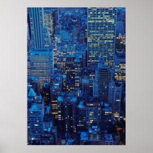 NYC-horisont, kickvinkel beskådar på skymningen Poster