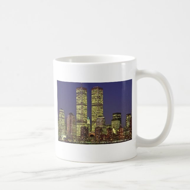 NYC-horisont med världshandel centrerar på natten Kaffemugg (Höger)