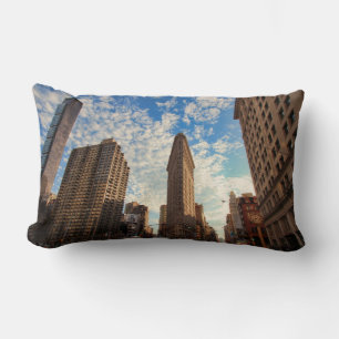 NYC:s Flatiron Building, bred vy, luddiga moln Lumbarkudde