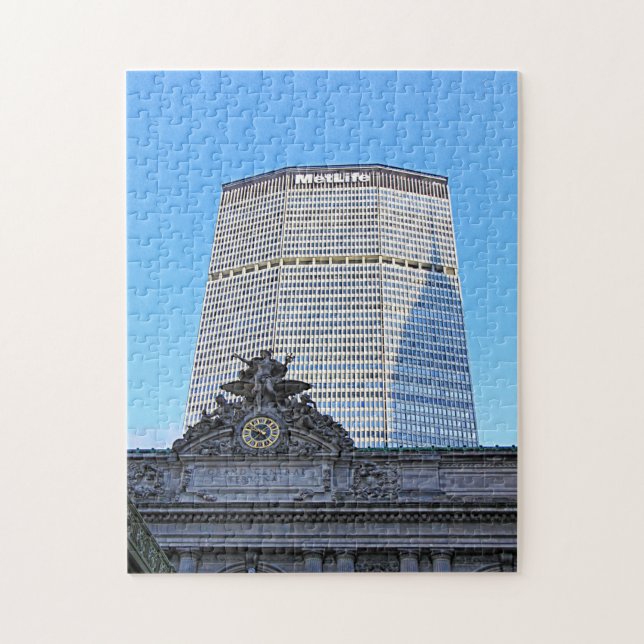 NYC Skyline: Krysler, Byggnad Cast Long Shadow Pussel (Vertikal)