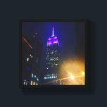 NYC Skyscraper Lila Empire state Byggnad Night Canvastryck<br><div class="desc">Ett originalfoto av färg från Empire state Byggnad, upplyst i lila, nattetid. Fotograferad i New York City. Många andra fotografier finns också tillgängliga från den här butiken. Förstår du inte exakt vad du är tittar för? Kontakta Rebecca för att få en produkt anpassad för dig!</div>