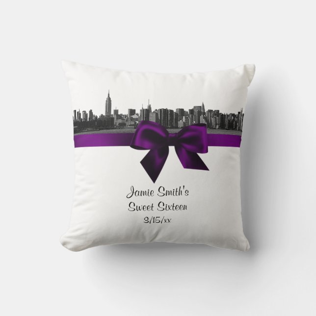 NYC Wide Skyline Etched BW Lila Pillow Kudde (Framsida)