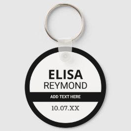 nyckel med namn och datum på svartvit nyckelring