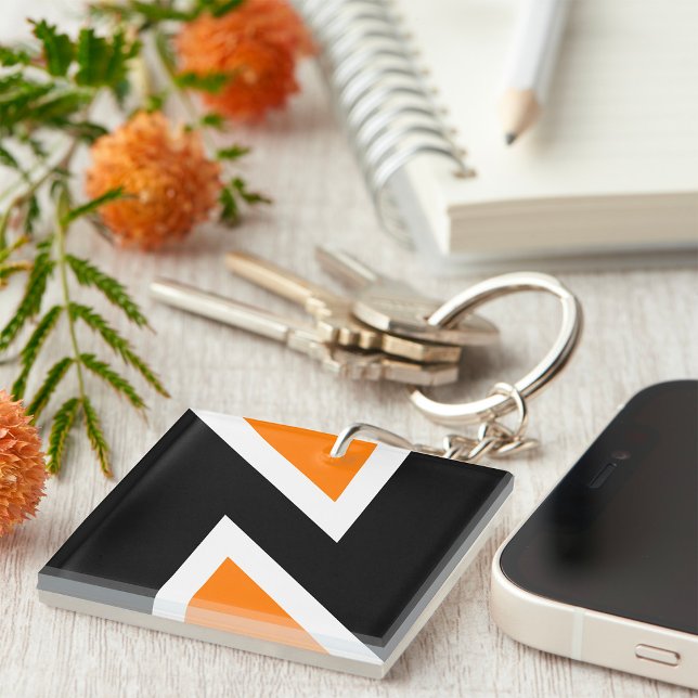 Nyckelkedja för orange och svart Brev (Skapare uppladdad)