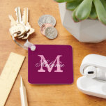 Nyckelkedja för personlig röd vin färg namn i nyckelring<br><div class="desc">Personlig röd fyrkantig nyckelkedja vin färg i namn. Vintage initial brev med elegant skripttypografi. Cute-favorithjälp för kvinnor och flickor i trendiget. Gör din egen monogrammade present. Utskrift på dubblans sida.</div>