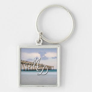 Nyckelkedjan Navarre Beach Fishing Pier Monogram Fyrkantig Silverfärgad Nyckelring