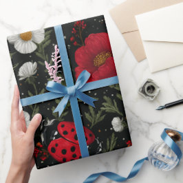 Nyckelpiga blommönster presentpapper