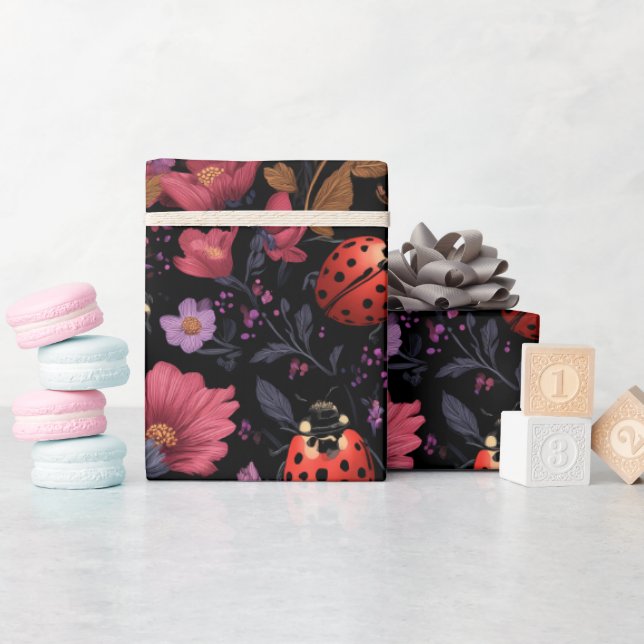 Nyckelpiga blommönster presentpapper (Baby Shower)