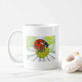 Nyckelpiga på en tusenskönasblomma kaffemugg