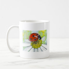 Nyckelpiga på en tusenskönasblomma kaffemugg