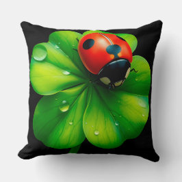 Nyckelpiga på ett daggbeväxt blad kudde