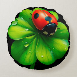 Nyckelpiga på ett daggbeväxt blad rund kudde