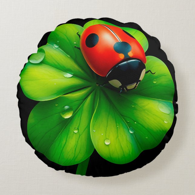 Nyckelpiga på ett daggbeväxt blad rund kudde (Framsidan)