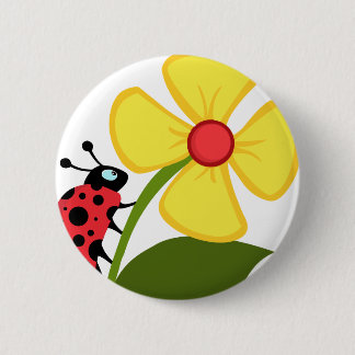 Nyckelpiga på gul blomma knapp
