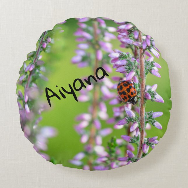 Nyckelpiga på lila blomma   -     rund kudde (Framsidan)