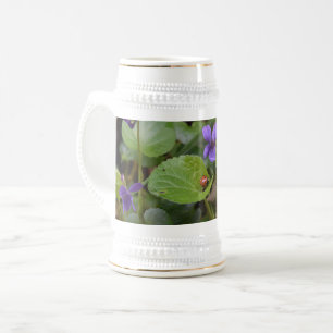 Nyckelpiga på luktviolblommor sejdel