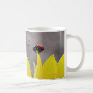 Nyckelpiga på solrospetalen kaffemugg