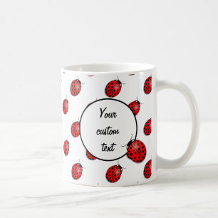 Nyckelpigor i rött kaffemugg