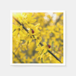 Nyckelpigor på gul forsythia-gren pappersservett