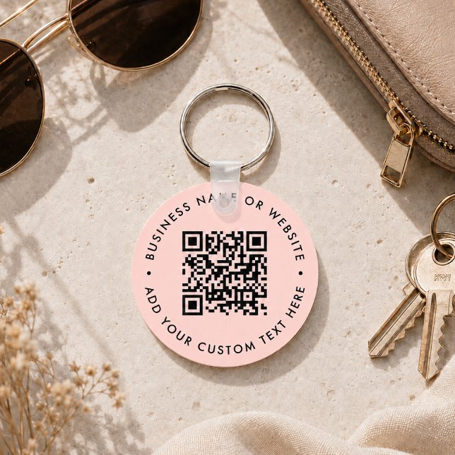 Nyckelring | Anpassad QR-kod Blush Rosa Etikett (Interactive editable QR code pink keychains to promote your business, products or services.)