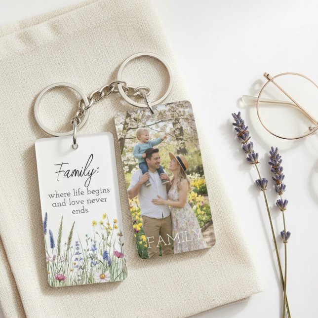Nyckelring med familjecitat och vildblomsfoto (A lovely photo keychain featuring a family picture and a "Family" quote with wildflowers)