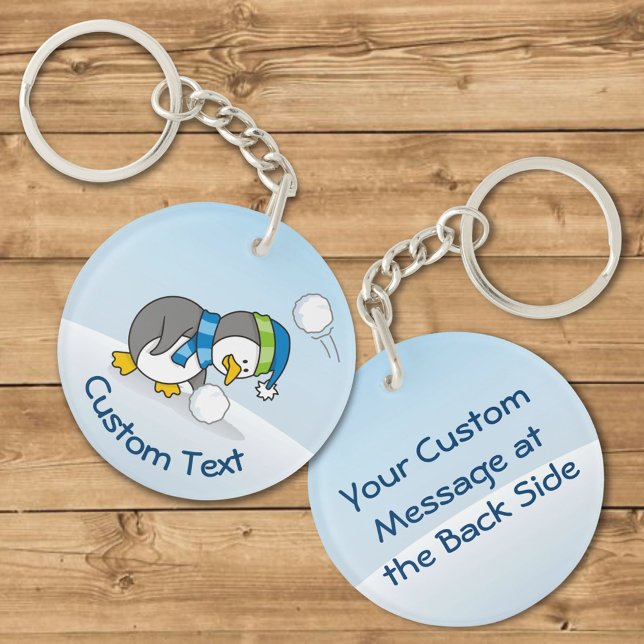 Nyckelring med liten pingvin som får en snöboll (Skapare uppladdad)