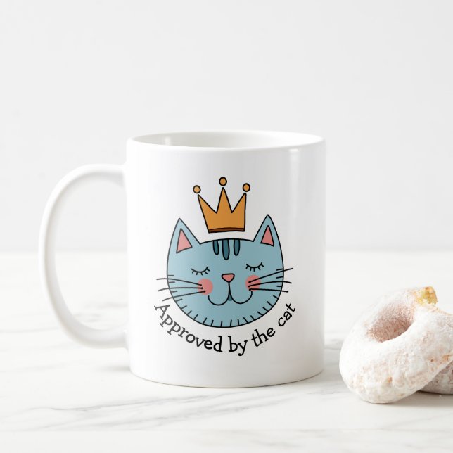Nyckfull blå katt med en gul krona Anpassad Kaffemugg (Med munk)